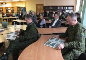 Karo akademijos bendruomenei pristatyti Lietuvos kariuomenės ženklai ir simboliai - 2