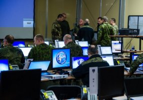 Pratybose Lenkijoje Savanorių pajėgų kariai treniruojasi planuoti ir vykdyti NATO kolektyvinės... - 2