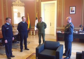 Karinių oro pajėgų  karininkui įteiktas Danijos kariuomenės vado apdovanojimas - 1