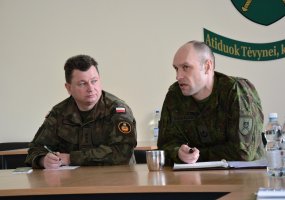 Lenkijos kariuomenės etmono Stefano Čarneckio Sausumos pajėgų Mokymo centro delegacija Juozo... - 2