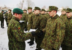 Inžinerijos bataliono nuolatinės privalomosios pradinės karo tarnybos kariai Bazinį kario kursą... - 5