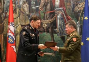 Lietuvos kariuomenės vadas pasirašė bendradarbiavimo priemonių planus su VRM institucijų ir... - 4