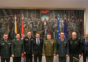 Lietuvos kariuomenės vadas pasirašė bendradarbiavimo priemonių planus su VRM institucijų ir... - 6