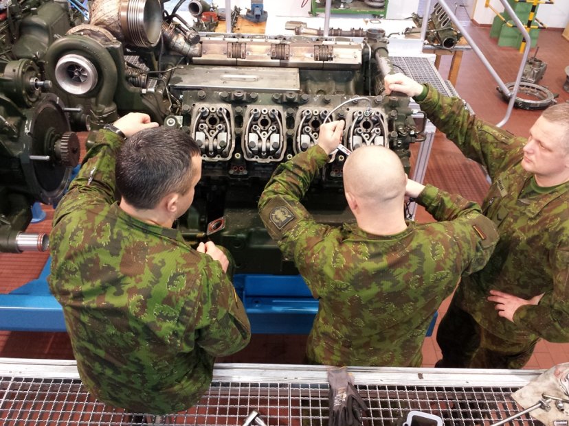 Lithuanian soldiers learn operating PzH2000 howitzers in Germany