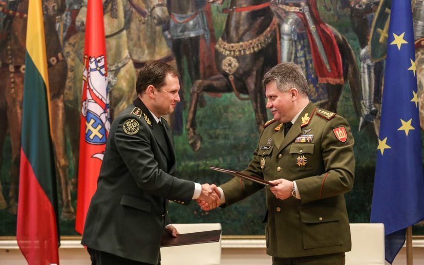 Lietuvos kariuomenės vadas pasirašė bendradarbiavimo priemonių planus su VRM institucijų ir...