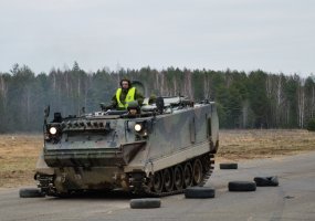 „Jei netepsi, nevažiuosi“ – juokavo kariai, sėkmingai baigę Šarvuočio M 113 vairuotojo kursą - 2