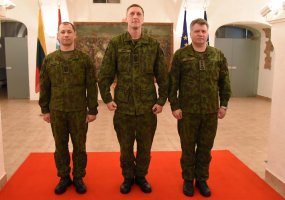 Lietuvos kariuomenės vadas ir vyriausiasis puskarininkis suteikė seržanto majoro karinius laipsnius  - 1