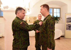 Lietuvos kariuomenės vadas ir vyriausiasis puskarininkis suteikė seržanto majoro karinius laipsnius  - 2