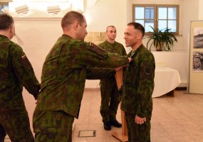 Lietuvos kariuomenės vadas ir vyriausiasis puskarininkis suteikė seržanto majoro karinius laipsnius  - 3