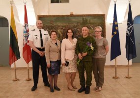 Lietuvos kariuomenės vadas ir vyriausiasis puskarininkis suteikė seržanto majoro karinius laipsnius  - 4