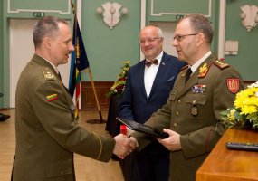 Krašto apsaugos ministras Baltijos gynybos koledže karininkams ir civiliams įteikė kursų baigimo... - 1