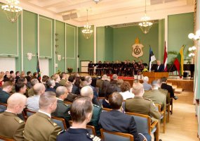 Krašto apsaugos ministras Baltijos gynybos koledže karininkams ir civiliams įteikė kursų baigimo... - 2