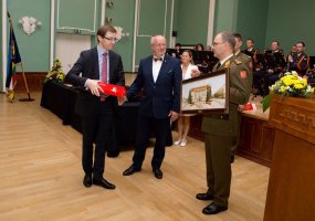 Krašto apsaugos ministras Baltijos gynybos koledže karininkams ir civiliams įteikė kursų baigimo... - 3