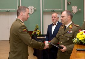 Krašto apsaugos ministras Baltijos gynybos koledže karininkams ir civiliams įteikė kursų baigimo... - 4