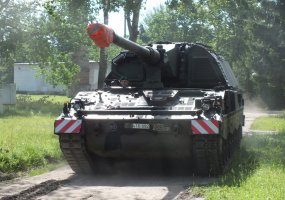 Lietuvos kariuomenė ginkluojasi pažangiausiomis pasaulyje laikomomis savaeigėmis haubicomis PzH2000 - 4