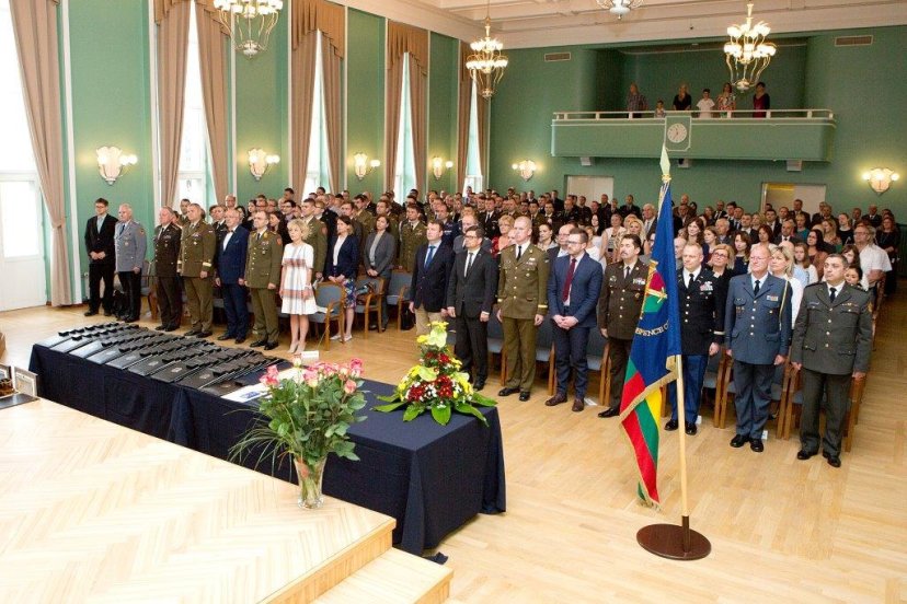 Krašto apsaugos ministras Baltijos gynybos koledže karininkams ir civiliams įteikė kursų baigimo...