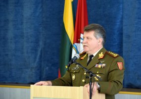 Lietuvos kariuomenės Jungtinio štabo viršininkas  – gen. mjr. V. Vaikšnoras  - 2