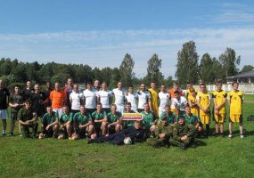 Vaikai kartu su NATO štabo kariais žaidė futbolą su Europos čempionato nugalėtojos Portugalijos... - 3