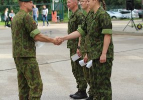 Į atsargą išlydėti dar 340 tarnybą baigusių šauktinių, šimtas iš jų planuoja tapti profesinės... - 3