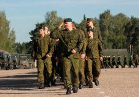 Didžiojo Lietuvos etmono Jonušo Radvilos mokomajame pulke Bazinį kario kursą baigė nuolatinės... - 2