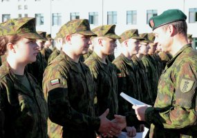 Didžiojo Lietuvos etmono Jonušo Radvilos mokomajame pulke Bazinį kario kursą baigė nuolatinės... - 4