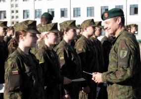 Didžiojo Lietuvos etmono Jonušo Radvilos mokomajame pulke Bazinį kario kursą baigė nuolatinės... - 5
