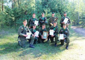 Geriausio Sausumos pajėgų pėstininkų skyriaus varžybose puikiai pasirodė Juozo Vitkaus... - 1