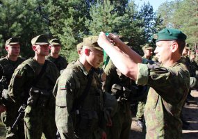 Geriausio Sausumos pajėgų pėstininkų skyriaus varžybose puikiai pasirodė Juozo Vitkaus... - 2