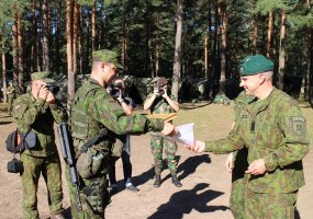 Geriausio Sausumos pajėgų pėstininkų skyriaus varžybose puikiai pasirodė Juozo Vitkaus... - 3