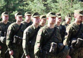 Geriausio Sausumos pajėgų pėstininkų skyriaus varžybose puikiai pasirodė Juozo Vitkaus... - 4