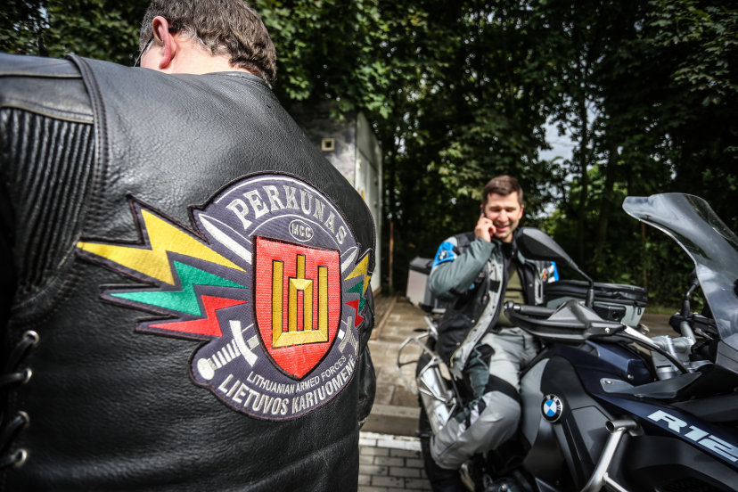 Karių rekordas motociklais – sunkiai sergančiam mažajam Vakariui palaikyti