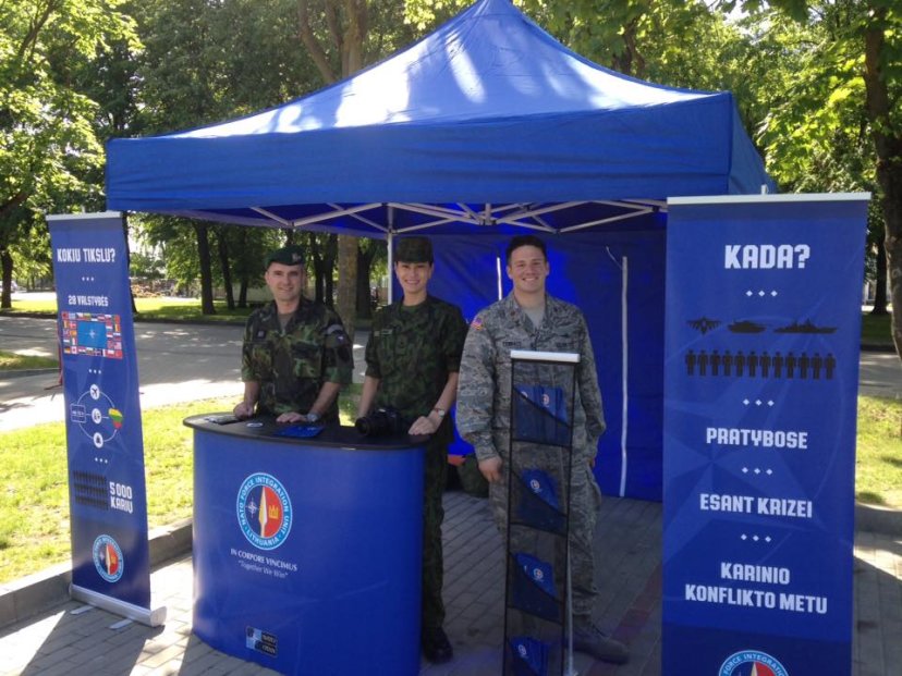 Vaikai kartu su NATO štabo kariais Rukloje žais futbolą su Europos čempionato nugalėtojos...