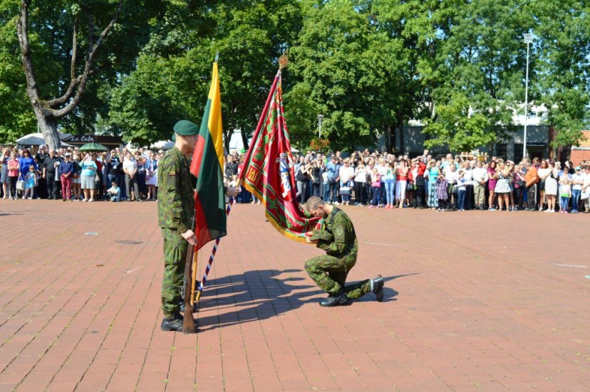 Tauragėje Lietuvai prisiekė beveik 400 nuolatinės privalomosios pradinės karo tarnybos karių