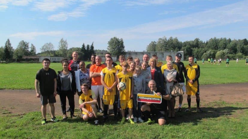 Vaikai kartu su NATO štabo kariais žaidė futbolą su Europos čempionato nugalėtojos Portugalijos...