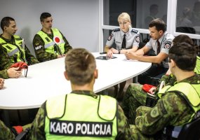 Karo policija rūpinasi vaikų saugumu prie mokyklų - 1