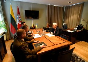 Lietuvos kariuomenės vadas susitiko su Ukrainos ambasadoriumi Lietuvos Respublikai - 1