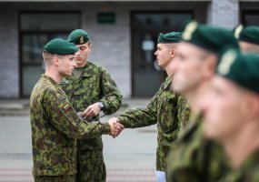Į atsargą išleisti paskutiniai 2015 m. šaukimo nuolatinės privalomosios pradinės karo tarnybos... - 3