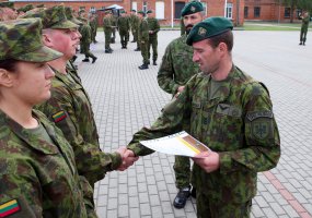 Inžinerijos bataliono šauktiniams įteikti Bazinio karo inžinerijos kurso baigimo pažymėjimai - 2