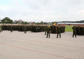 Inžinerijos bataliono šauktiniams įteikti Bazinio karo inžinerijos kurso baigimo pažymėjimai - 1