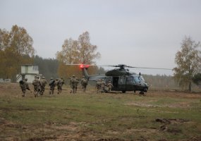 Tarptautinės pajėgos šturmuoja apgyvendintą vietovę - 3
