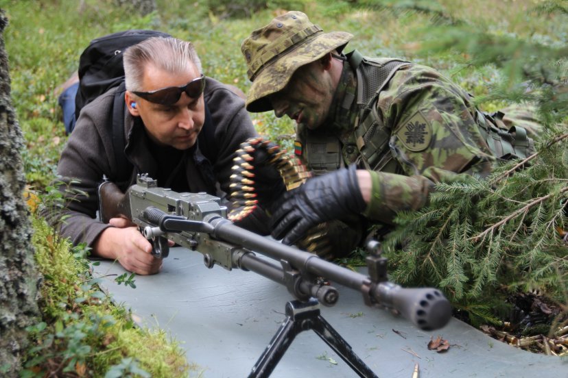Karių savanorių darbdaviai paragavo kariškos duonos