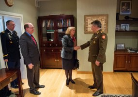 Lietuvos kariuomenės vadas susitiko su naująja JAV ambasadore Lietuvos Respublikoje Anne Hall - 1