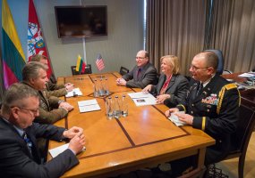 Lietuvos kariuomenės vadas susitiko su naująja JAV ambasadore Lietuvos Respublikoje Anne Hall - 2