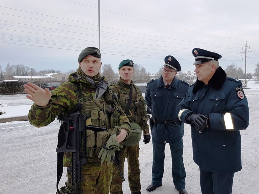 Aktyvuotos Lietuvos kariuomenės Taikos meto užduočių pajėgos - kariai dalyvauja policijos...