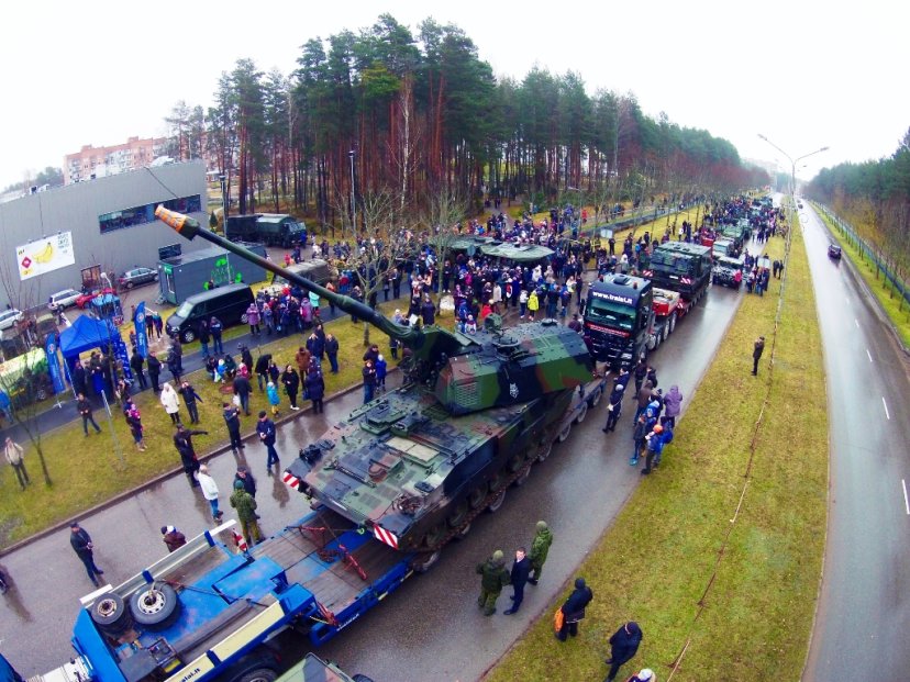 Apžiūrėti NATO techniką ir ginkluotę panoro keli tūkstančiai Visagino gyventojų ir svečių
