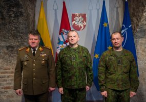 Trims kariuomenės puskarininkiams suteikti seržanto majoro kariniai laipsniai - 2