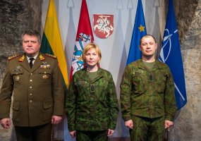 Trims kariuomenės puskarininkiams suteikti seržanto majoro kariniai laipsniai - 3