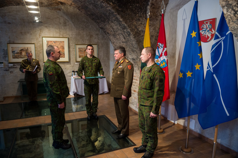 Trims kariuomenės puskarininkiams suteikti seržanto majoro kariniai laipsniai