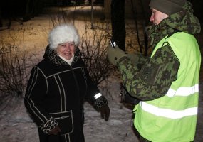 Lietuvos kariai dalyvavo akcijoje ,,Būk matomas“ ir skatino pėsčiuosius nešioti atšvaitus... - 1