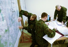 Dalinių štabuose tarnaujantys puskarininkiai kraunasi žinių bagažą - 1